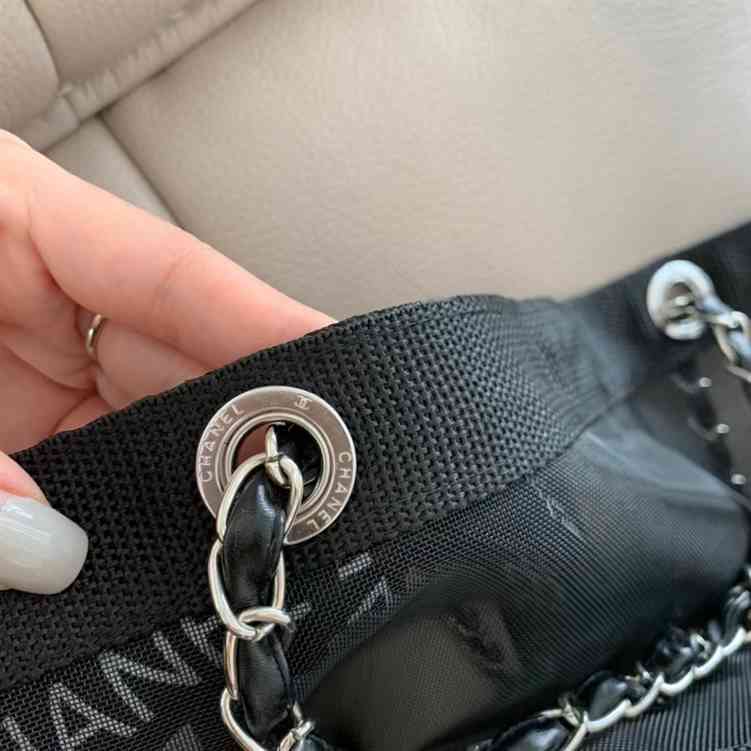 chanel makeup bag with chain