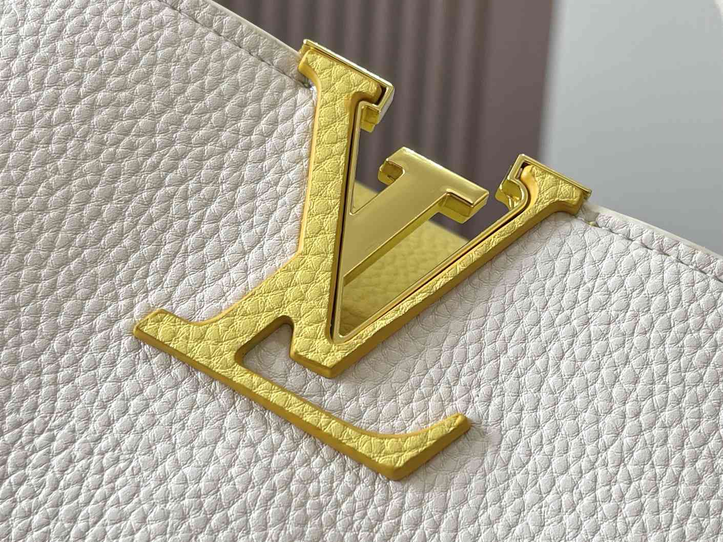 Louis Vuitton CAPUCINES MM replica